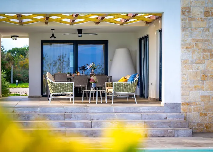 Royal Three Vila Nin